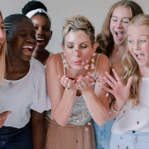 Anri van der Linde with young students taking a selfie.